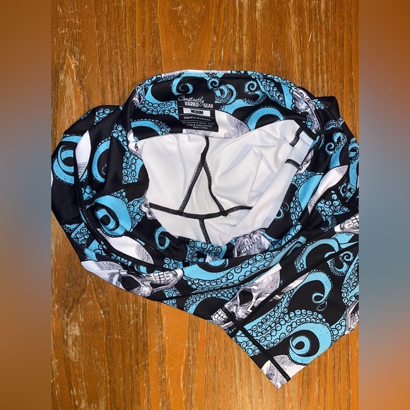 CVG original Kraken Skulls Capri - Picture 2 of 2